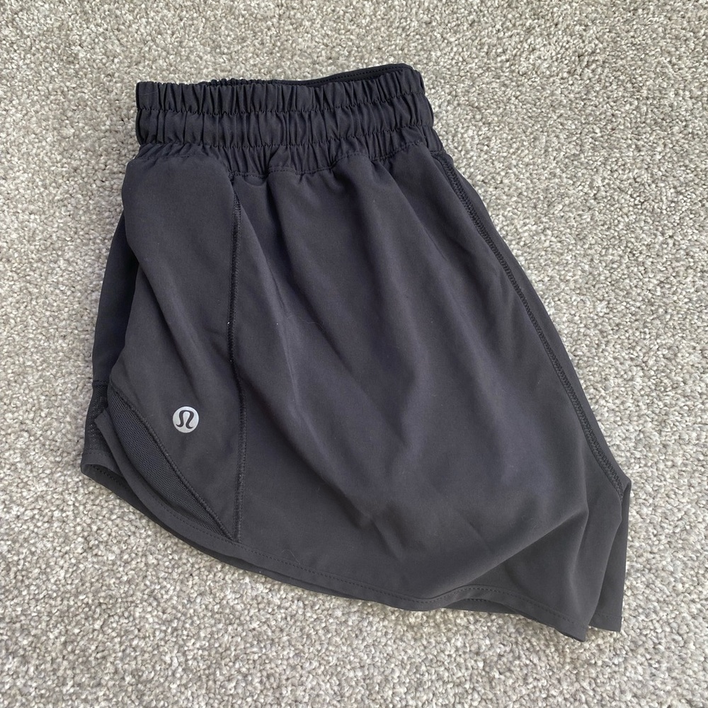 Women’s black lululemon hotty hot shorts 2.5 inch size 6